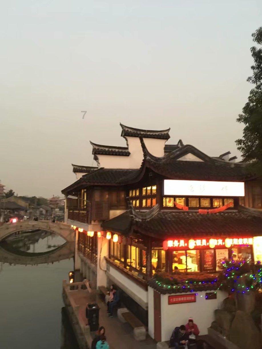 算命先生经过一个染布坊说:这里会出一位皇帝,次日果然应验