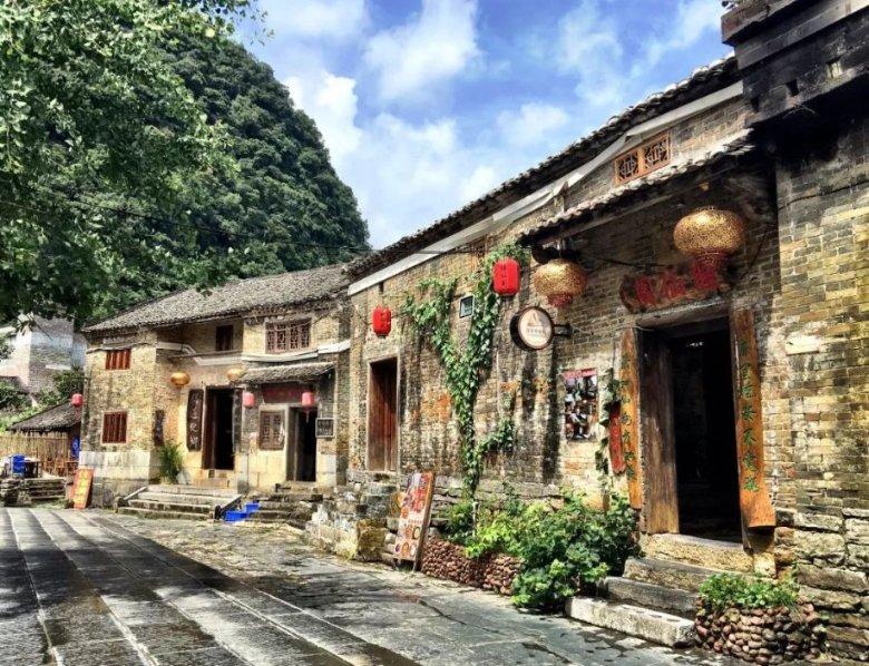 张卫平：篮下脚步扎实，攻击能力强，人称“篮下魔术师”。